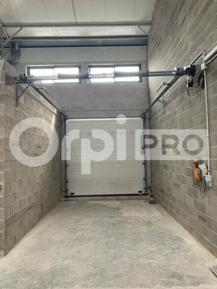 Industrial in Nîmes for lease - Interior Photo - Image 2 of 11