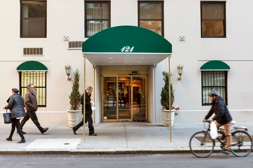 121 E 60th St, New York, NY à vendre - Photo du bâtiment - Image 3 de 4
