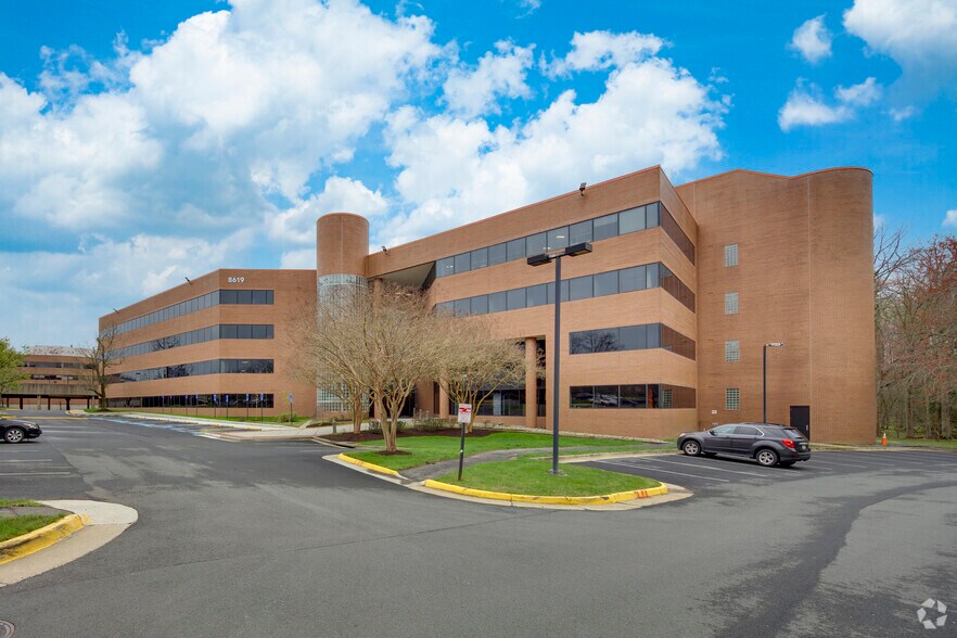 8619 Westwood Center Dr, Vienna, VA à louer - Photo du bâtiment - Image 2 de 14