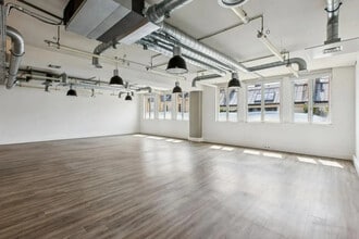 10 Rue Chaptal, Paris à louer Photo du bâtiment- Image 2 de 3