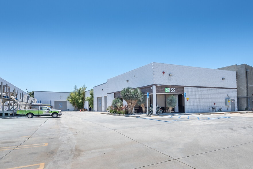12610 Saticoy St S, North Hollywood, CA à vendre - Photo du bâtiment - Image 2 de 17