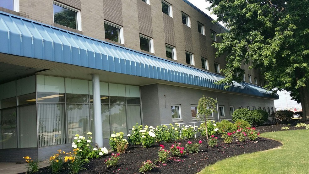 35104 Euclid Ave, Willoughby, OH à louer - Photo du bâtiment - Image 2 de 9