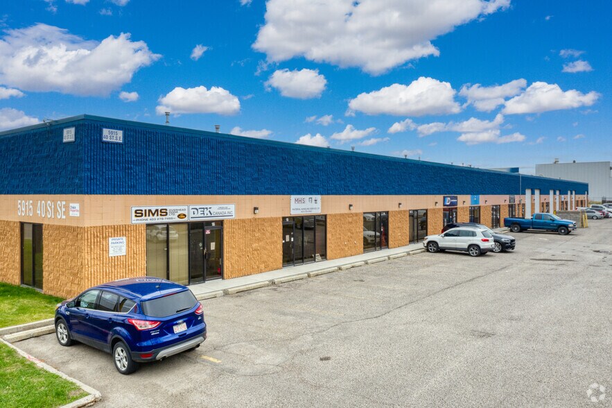 5915 40th St SE, Calgary, AB à vendre - Photo principale - Image 1 de 1