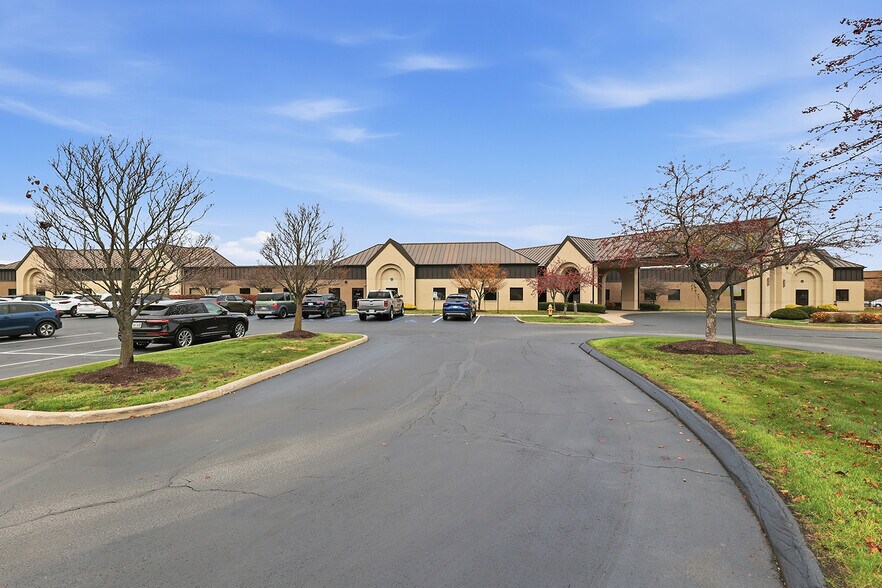 7640 Sylvania Ave, Sylvania, OH à louer - Photo du bâtiment - Image 2 de 12