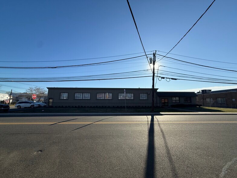 600 Hollister Rd, Teterboro, NJ à louer - Photo du bâtiment - Image 2 de 4
