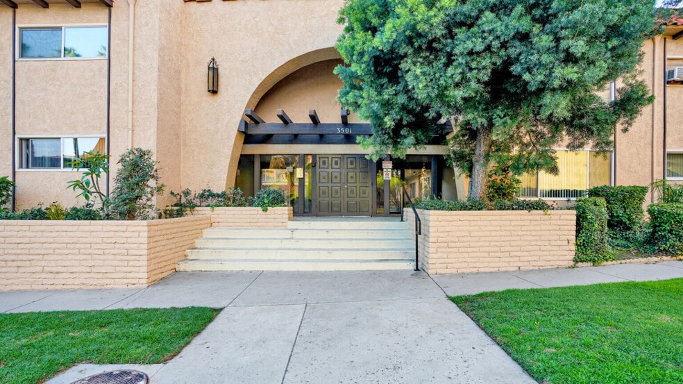 3501 Pacific Pl, Long Beach, CA for sale - Building Photo - Image 2 of 10