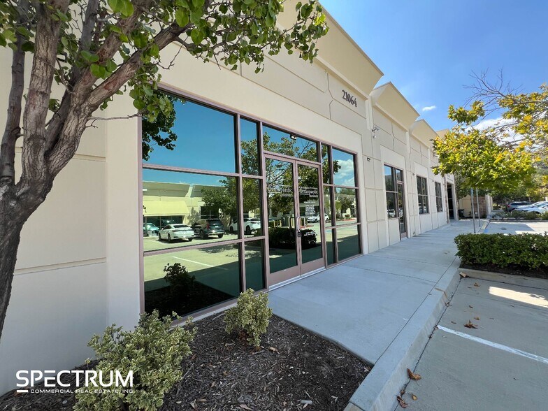 21060 Centre Pointe Pky, Santa Clarita, CA à vendre - Photo du bâtiment - Image 2 de 24