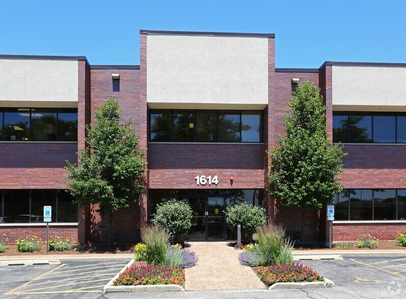 1614 W Central Rd, Arlington Heights, IL à louer - Photo du bâtiment - Image 2 de 6