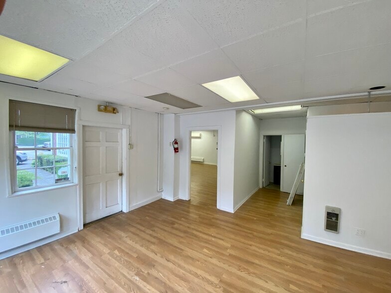 12 Old Mill Rd, Redding, CT for sale - Interior Photo - Image 2 of 12