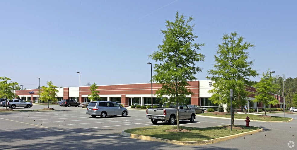 7007 Harbour View Blvd, Suffolk, VA à louer - Photo du bâtiment - Image 3 de 6