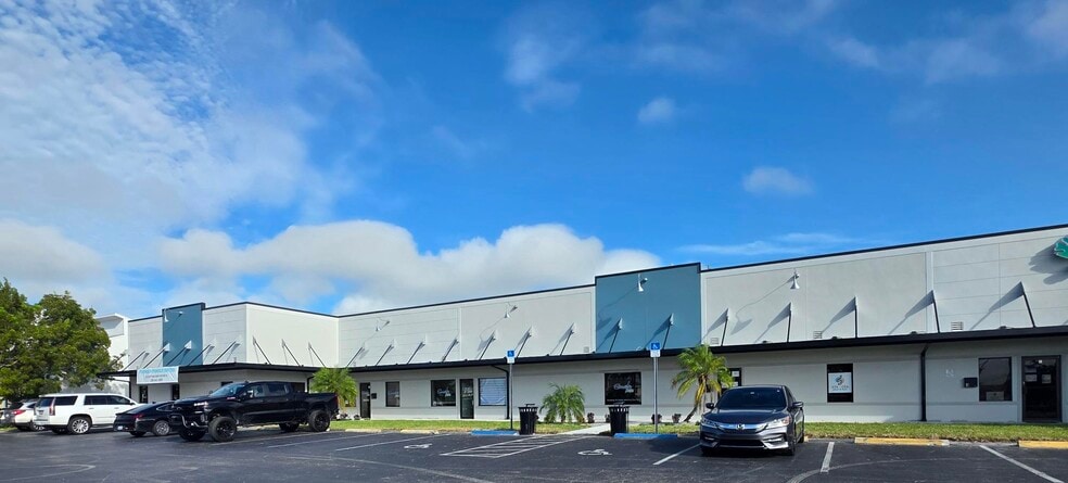 643 Cape Coral Pky E, Cape Coral, FL for lease - Building Photo - Image 3 of 4