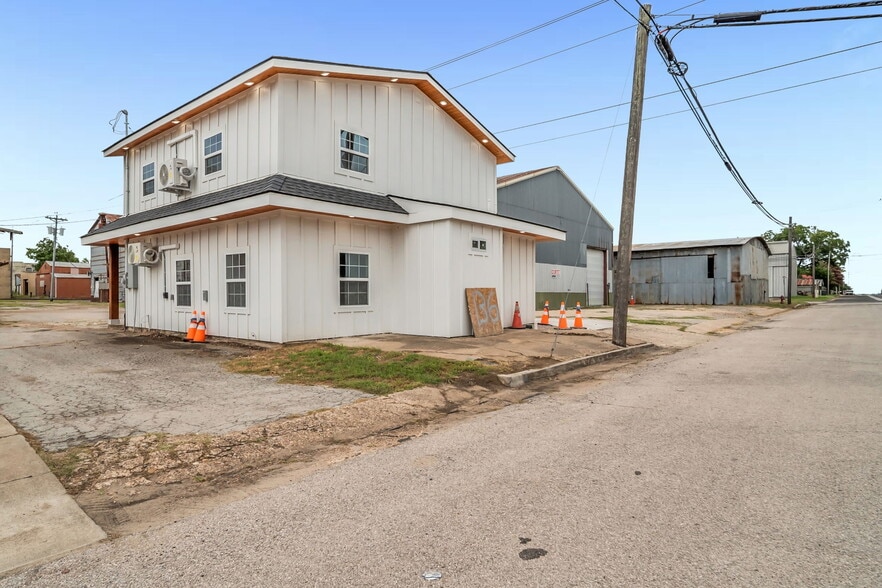 Building A, Giddings, TX for sale - Building Photo - Image 2 of 5