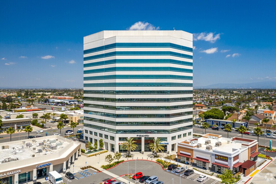 17011 beach Blvd, Huntington Beach, CA à louer - Photo principale - Image 1 de 13