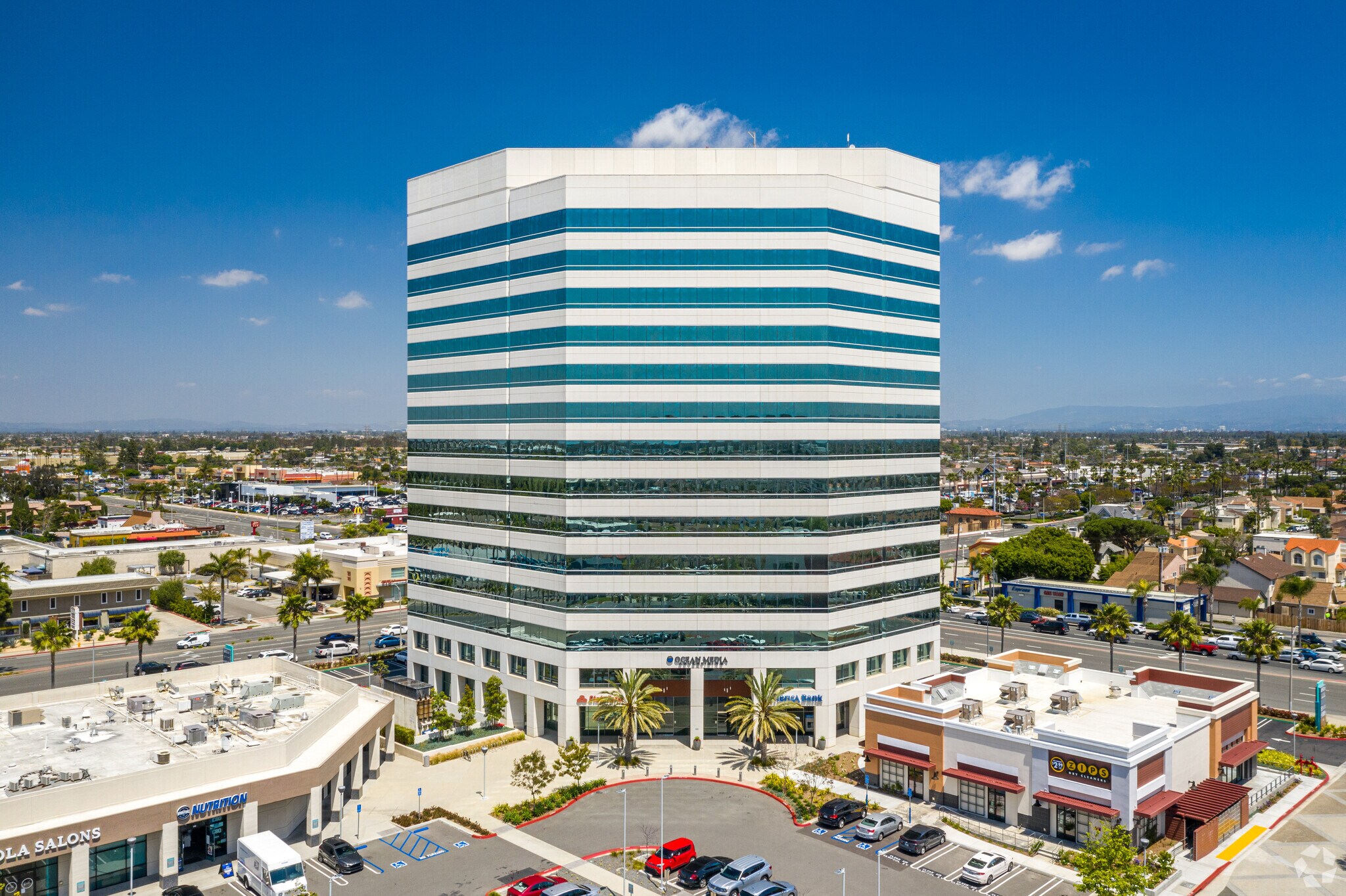 17011 beach Blvd, Huntington Beach, CA à louer Photo principale- Image 1 de 14