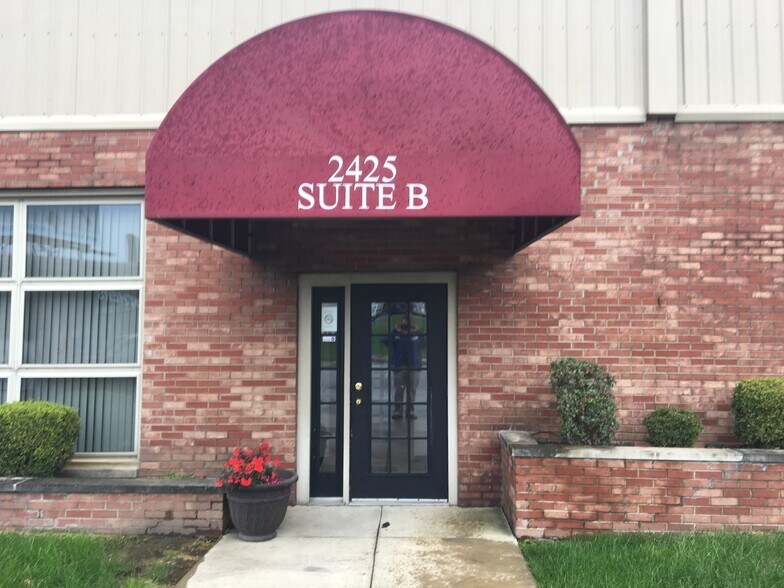2425 N Meridian St, Indianapolis, IN à louer - Photo du bâtiment - Image 2 de 11