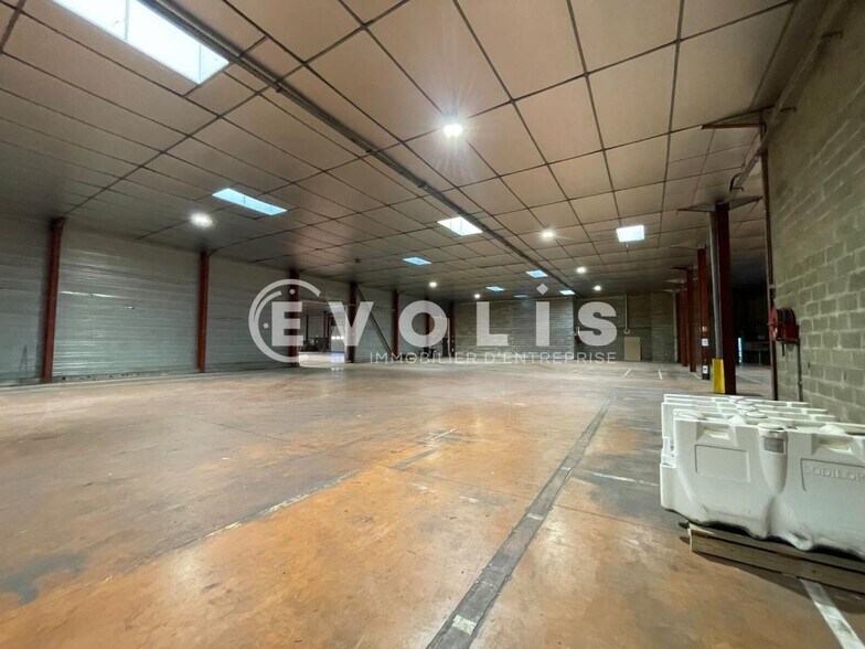Industrial in Carbon-Blanc for lease - Interior Photo - Image 2 of 13