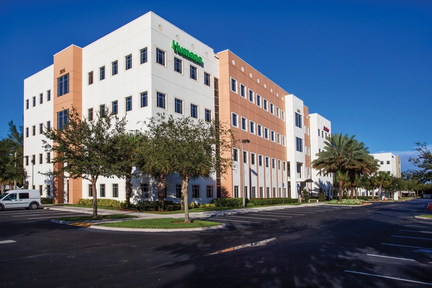 2056 Vista Parkway, West Palm Beach, FL à louer - Photo du bâtiment - Image 3 de 9