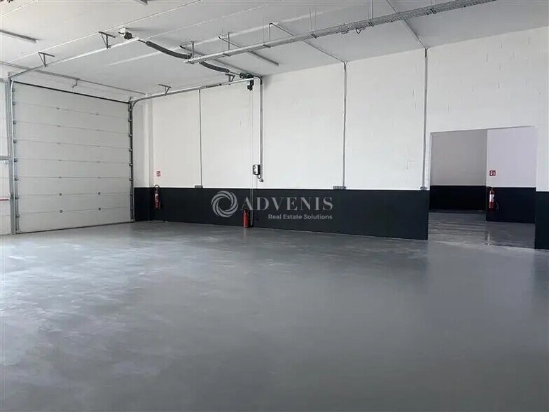 Flex in Villejuif for lease - Interior Photo - Image 3 of 10