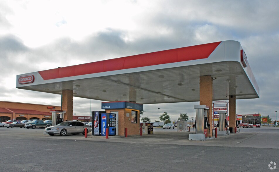 112 N University Ave, Lubbock, TX for lease - Building Photo - Image 2 of 9