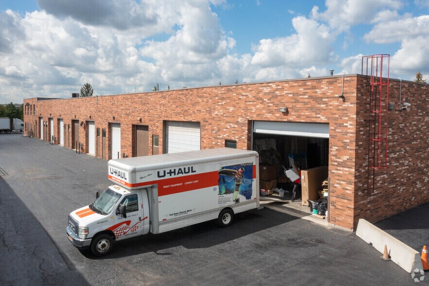 13 Holland Dr, Caledon, ON à louer - Photo du bâtiment - Image 3 de 6