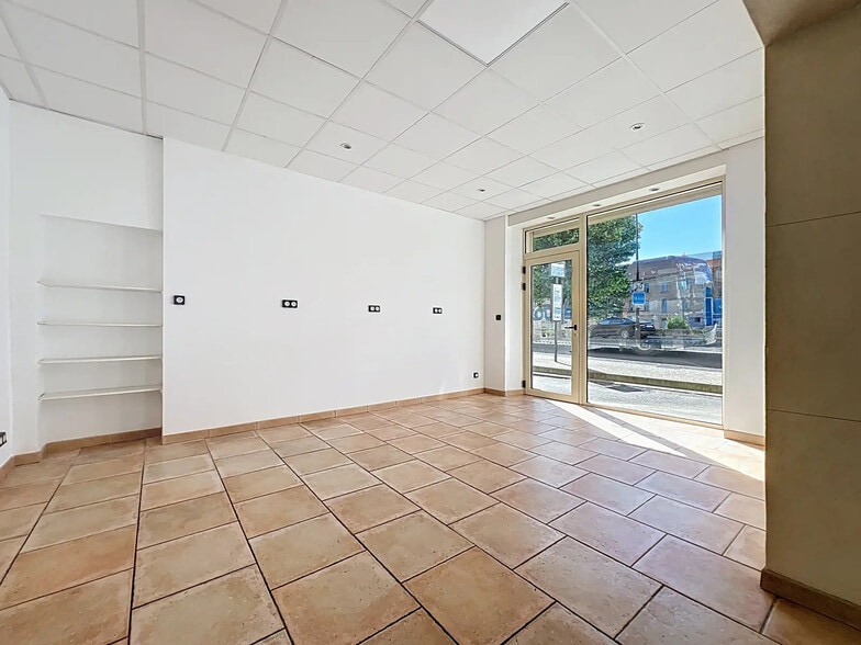 Retail in Apt for lease - Interior Photo - Image 3 of 11