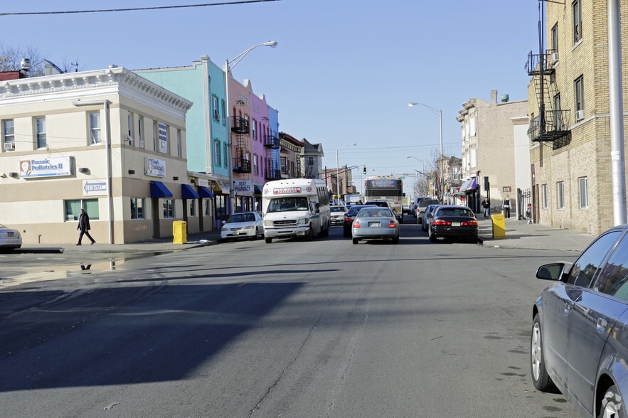 818-820 Main Ave, Passaic, NJ for lease - Building Photo - Image 3 of 4