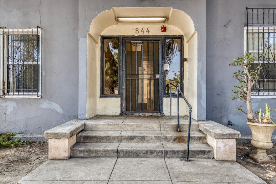 844 W Martin Luther King Jr Blvd, Los Angeles, CA for sale - Building Photo - Image 2 of 12