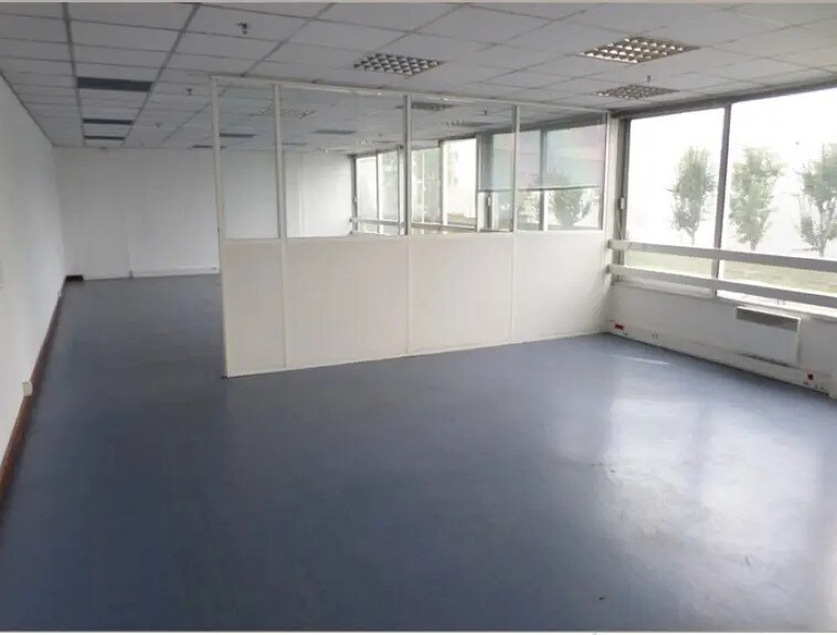 Industriel dans Saint-Denis à louer - Photo du bâtiment - Image 3 de 7