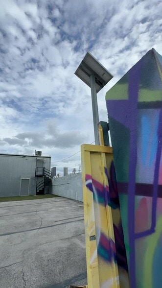 2021-2043 NW 1st Pl, Miami, FL à louer - Vidéo sur l’inscription commerciale - Image 2 de 15