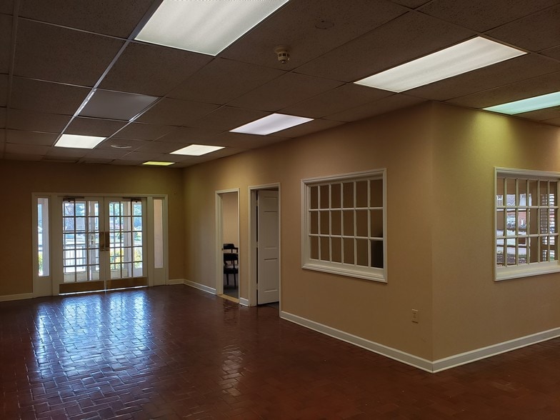 201 Monroe St, Carthage, NC for lease - Interior Photo - Image 3 of 11