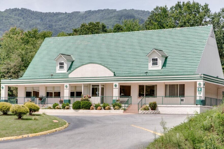 2551 Smokey Park Hwy, Candler, NC à vendre - Photo du bâtiment - Image 2 de 6