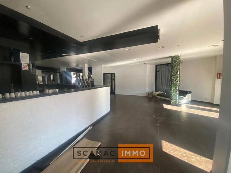 Commerce de détail dans Aix-en-Provence à louer - Photo du bâtiment - Image 3 de 5