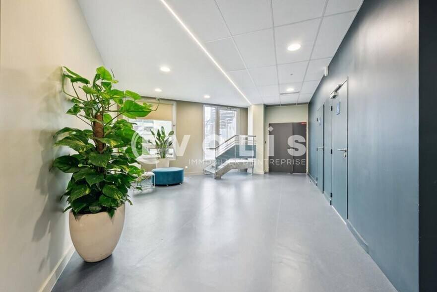 Office in Noisy Le Grand for lease - Lobby - Image 3 of 11