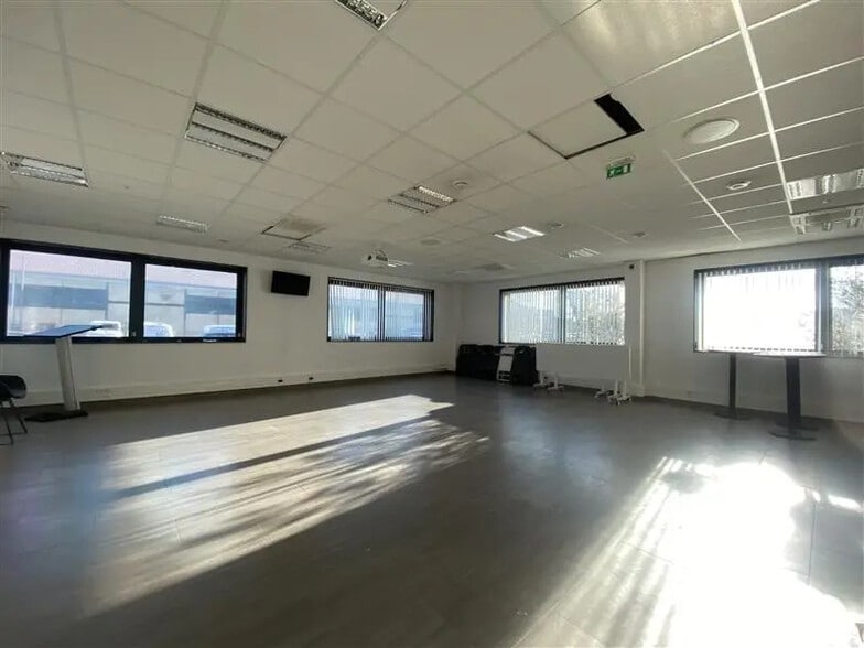 Flex in Ivry-sur-Seine for lease - Building Photo - Image 1 of 12