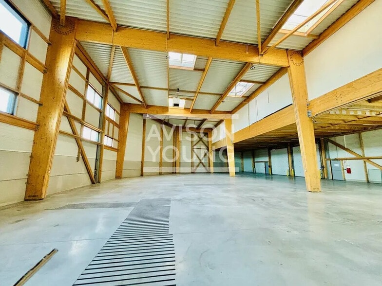 Flex in Romainville for lease - Interior Photo - Image 3 of 12