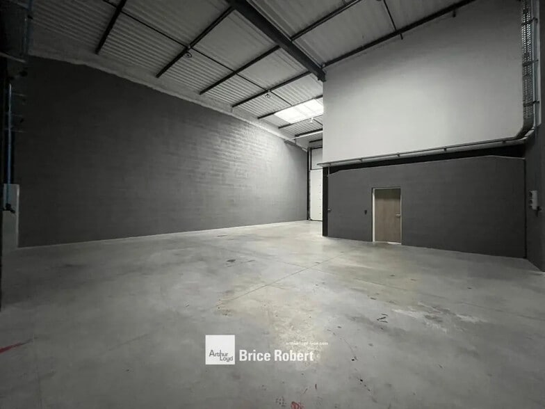 Flex in Chassieu for lease - Interior Photo - Image 3 of 6
