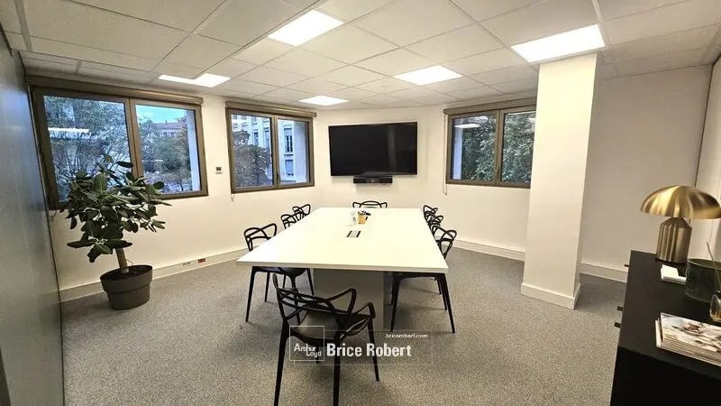 Office in Lyon for lease - Building Photo - Image 3 of 9