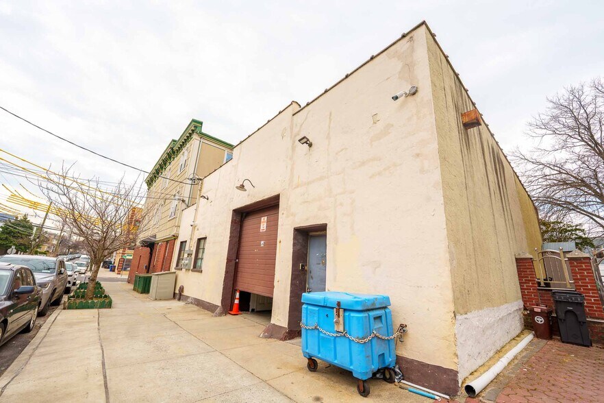 124-15 18th Ave, Flushing, NY à vendre - Photo du bâtiment - Image 2 de 19