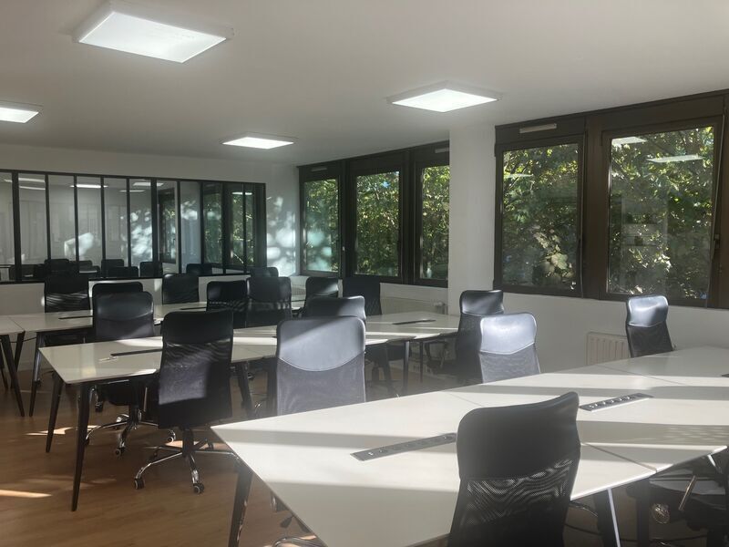 5 Place Du Colonel Fabien, Paris for lease Interior Photo- Image 1 of 19