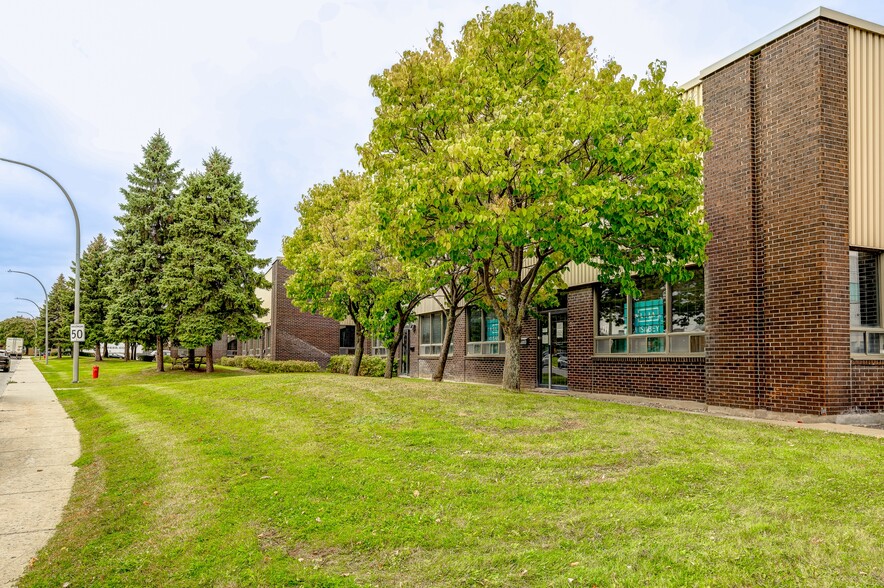 341-371 Rue Isabey, Saint-Laurent, QC à louer - Photo du bâtiment - Image 1 de 14