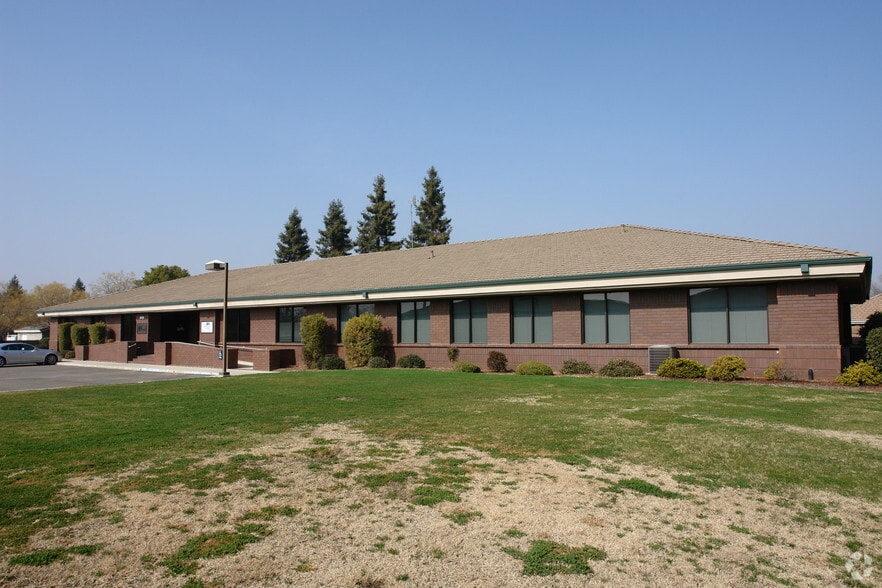 3924 W Caldwell Ave, Visalia, CA for lease - Building Photo - Image 2 of 15