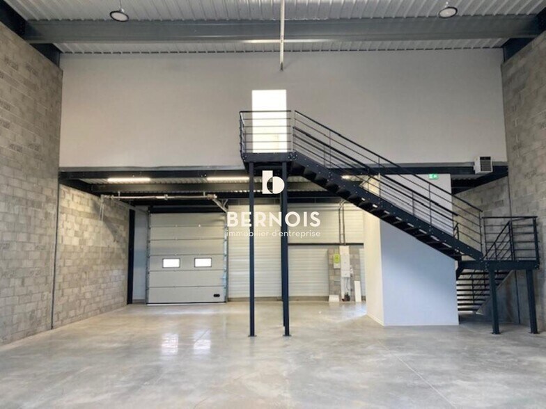 Flex in Brignoles for lease - Building Photo - Image 3 of 17
