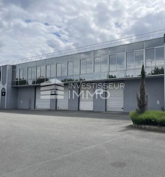 Flex in Saint Denis for lease - Building Photo - Image 2 of 9
