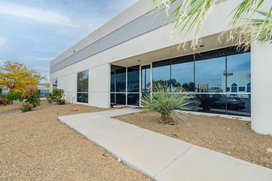 3215 Birtcher Dr, Las Vegas, NV à louer - Photo du bâtiment - Image 1 de 35