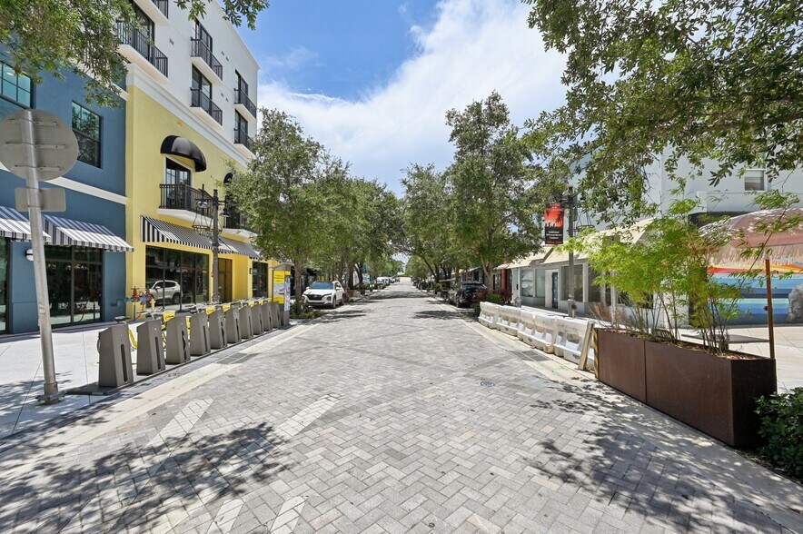 125 Quadrille Plaza Dr, West Palm Beach, FL à louer - Photo du bâtiment - Image 2 de 2