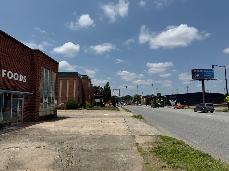511 W Franklin Blvd, Gastonia, NC à vendre - Photo du bâtiment - Image 2 de 27