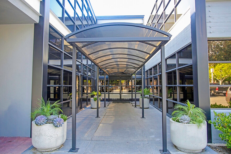 2102 Business Center Dr, Irvine, CA for lease - Building Photo - Image 3 of 4