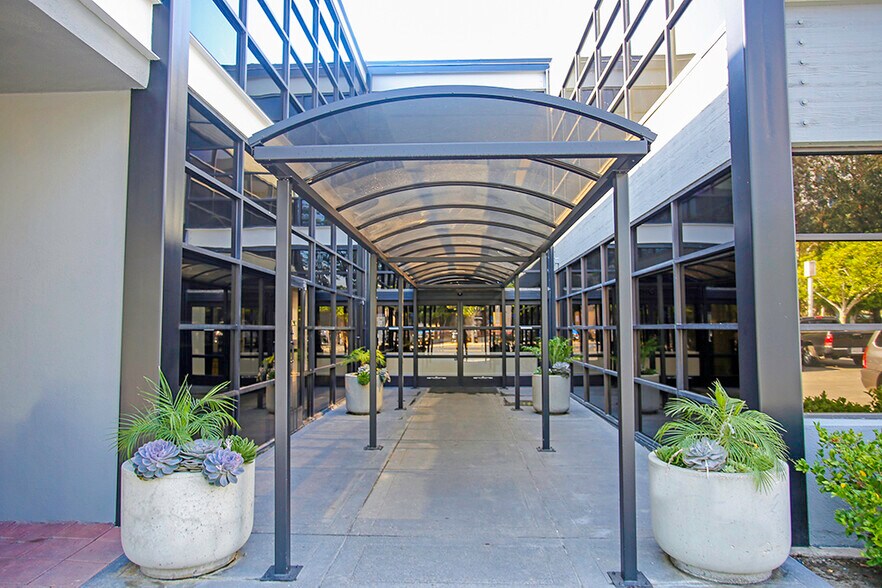 2102 Business Center Dr, Irvine, CA à louer - Photo du bâtiment - Image 3 de 4