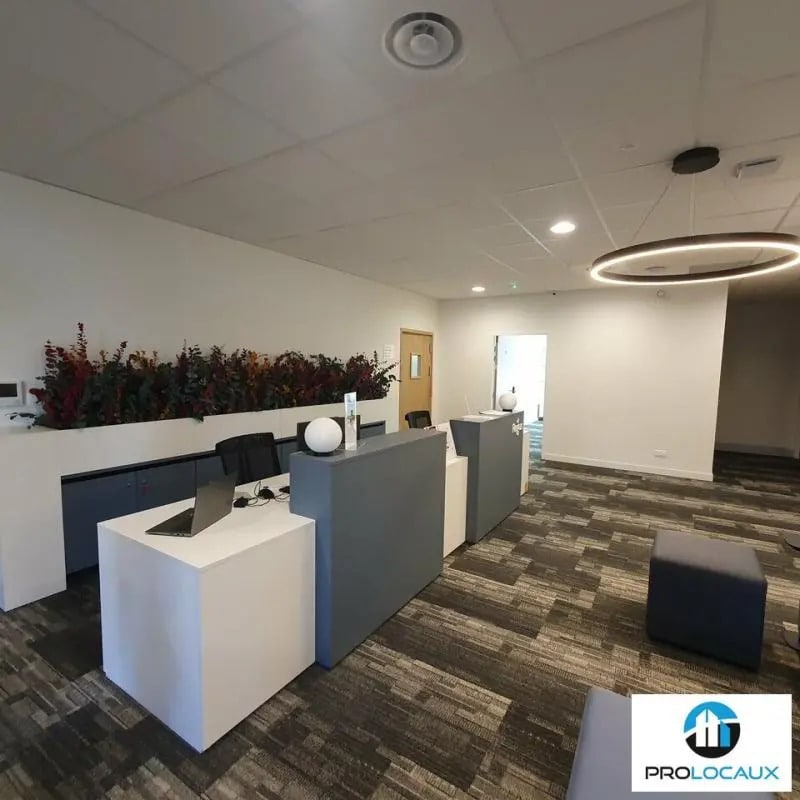 Office in Échirolles for lease Interior Photo- Image 1 of 13