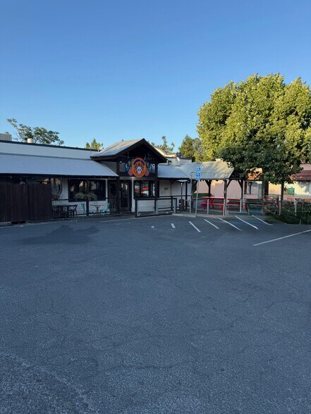 18125 Sonoma Hwy, Boyes Hot Springs, CA à vendre - Photo du bâtiment - Image 2 de 6